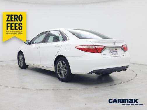 White 2017 Toyota Camry SE