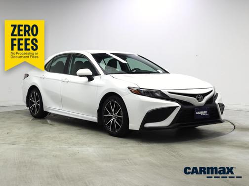 White 2024 Toyota Camry SE