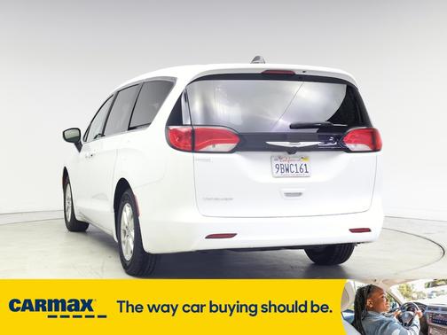 2022 Chrysler Voyager LX