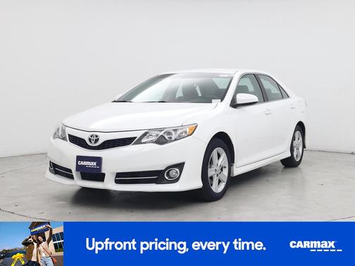 White 2014 Toyota Camry SE