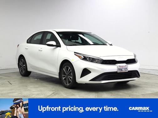 White 2023 Kia Forte LXS