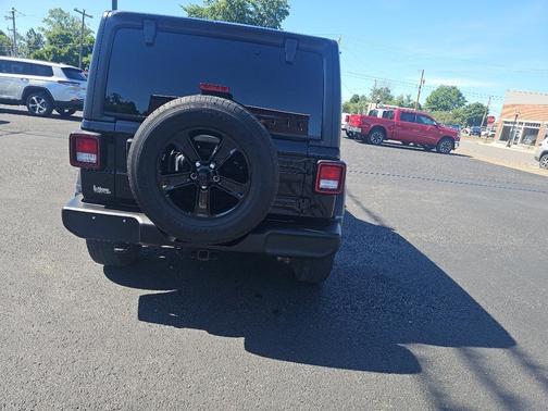 Black Clearcoat 2022 Jeep Wrangler Unlimited Sport Altitude