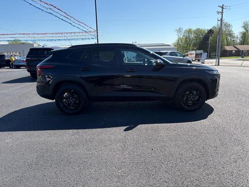 Mosaic Black Metallic 2026 Chevrolet Trax LT