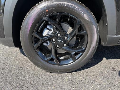 Mosaic Black Metallic 2026 Chevrolet Trax LT