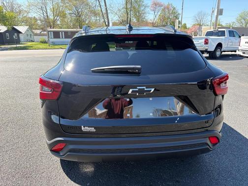 Mosaic Black Metallic 2026 Chevrolet Trax LT