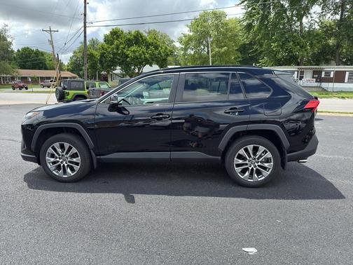 2022 Toyota RAV4 XLE Premium