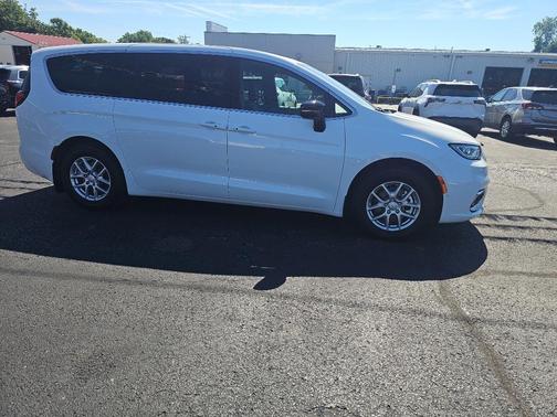 Bright White Clearcoat 2026 Chrysler Pacifica Select