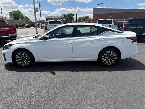 Glacier White 2025 Nissan Altima SV