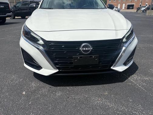 Glacier White 2025 Nissan Altima SV