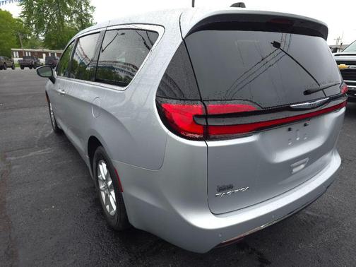 2023 Chrysler Pacifica Touring-L
