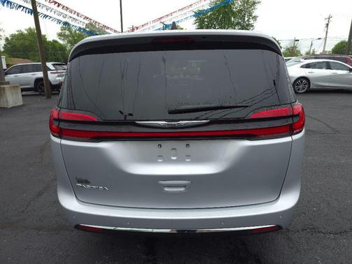 2023 Chrysler Pacifica Touring-L