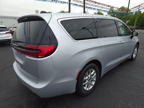 2023 Chrysler Pacifica Touring-L
