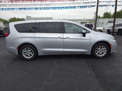 2023 Chrysler Pacifica Touring-L