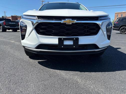 Summit White 2026 Chevrolet Trax LT