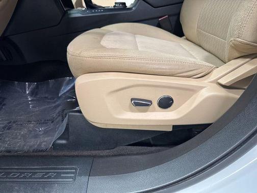 Oxford White 2017 Ford Explorer Base