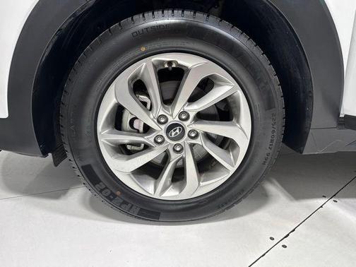 Dazzling White 2018 Hyundai TUCSON SE