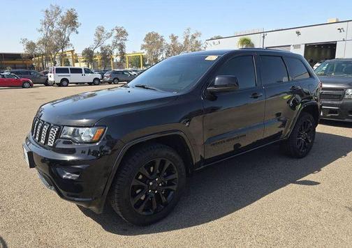 Diamond Black Crystal Pearlcoat 2019 Jeep Grand Cherokee Altitude