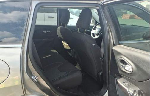 Light Brownstone Pearlcoat 2019 Jeep Cherokee Latitude