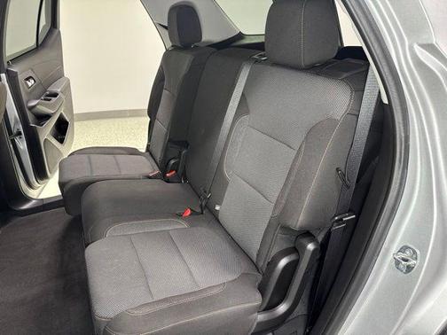 Silver Ice Metallic 2020 Chevrolet Traverse LS