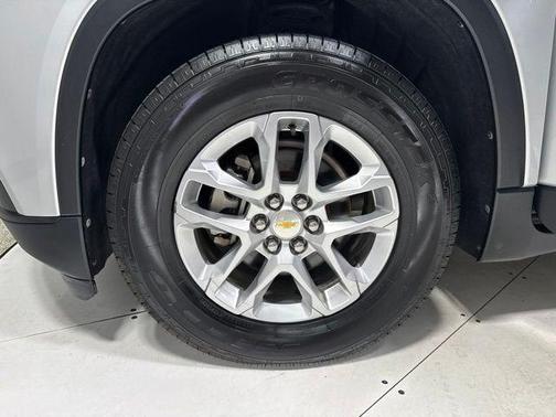 Silver Ice Metallic 2020 Chevrolet Traverse LS