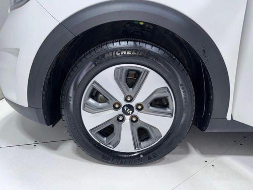 Snow White Pearl 2018 Kia Niro FE