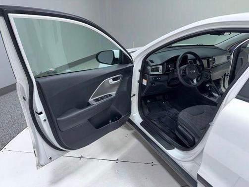 Snow White Pearl 2018 Kia Niro FE