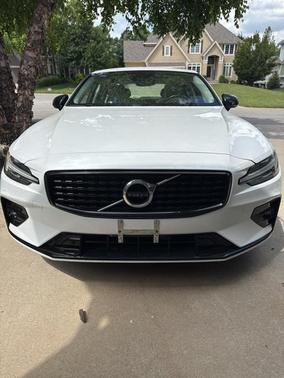 2022 Volvo S60 T5 Momentum