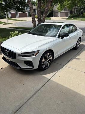 2022 Volvo S60 T5 Momentum