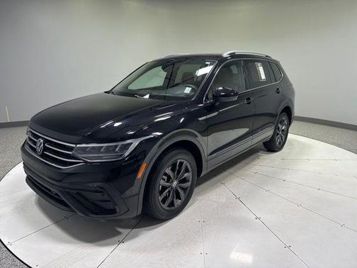 Deep Black 2023 Volkswagen Tiguan 2.0T SE