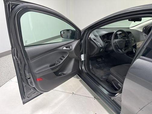 Magnetic 2018 Ford Focus SE