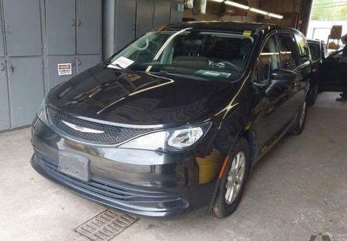 Brilliant Black Crystal Pearlcoat 2020 Chrysler Voyager LX
