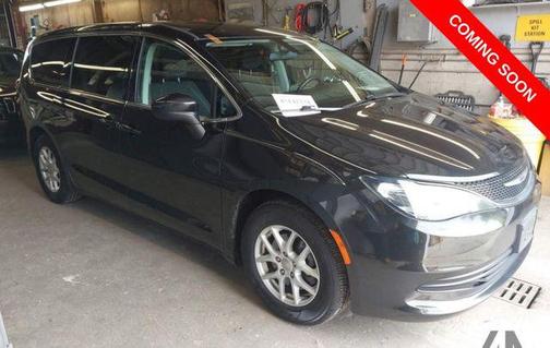 Brilliant Black Crystal Pearlcoat 2020 Chrysler Voyager LX
