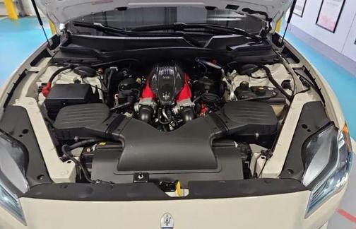Bianco 2022 Maserati Quattroporte Trofeo