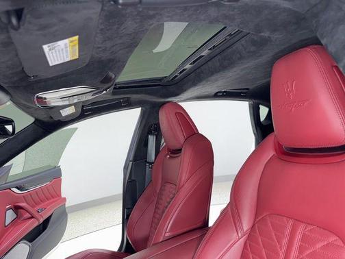 Bianco 2022 Maserati Quattroporte Trofeo