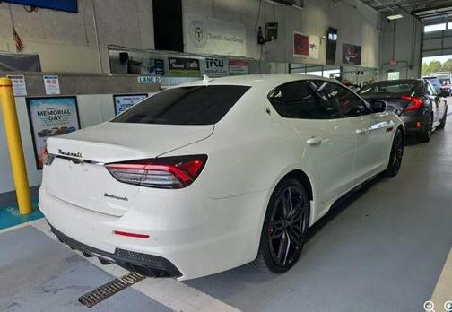 Bianco 2022 Maserati Quattroporte Trofeo