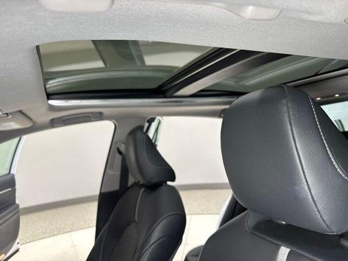 Wind Chill Pearl 2019 Toyota Camry XSE