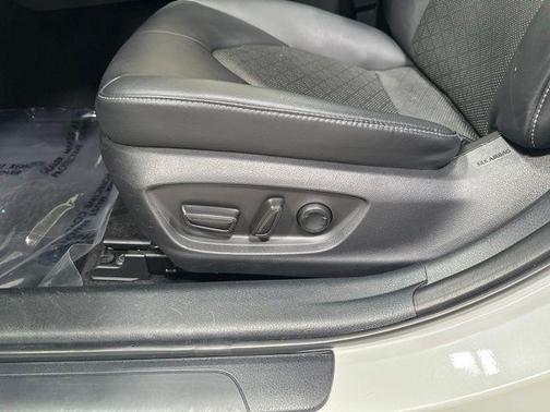Wind Chill Pearl 2019 Toyota Camry XSE