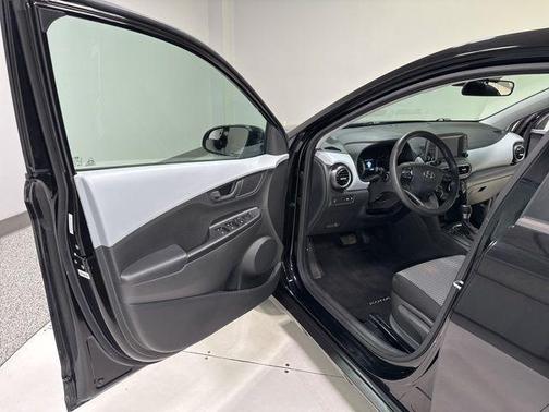 Ultra Black Pearl 2020 Hyundai KONA SE