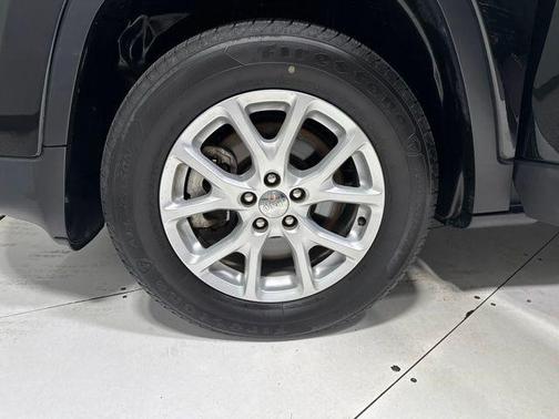 Diamond Black Crystal Pearlcoat 2018 Jeep Cherokee Latitude