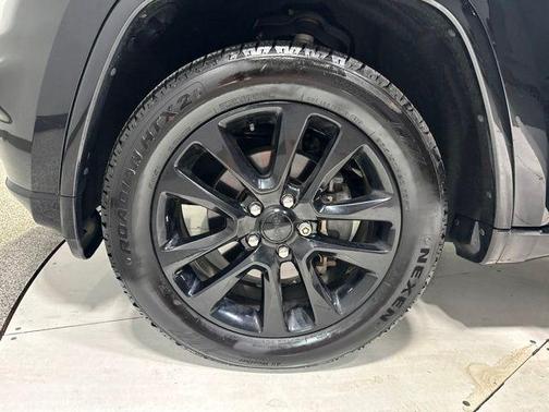 Diamond Black Crystal Pearlcoat 2018 Jeep Grand Cherokee Altitude