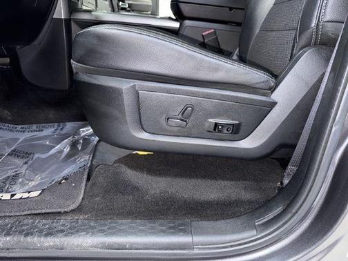 2017 RAM 1500 Night Crew Cab 4x4 5'7' Box