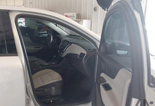 Silver Ice Metallic 2018 Chevrolet Equinox LS