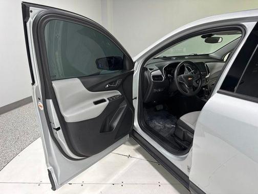 Silver Ice Metallic 2018 Chevrolet Equinox LS