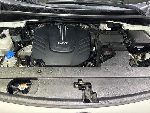 Clear White 2018 Kia Sedona L