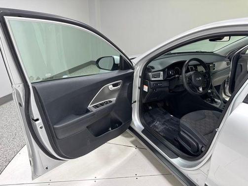 Silky Silver 2018 Kia Niro FE