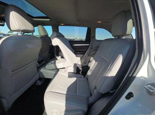 Blizzard Pearl 2017 Toyota Highlander XLE