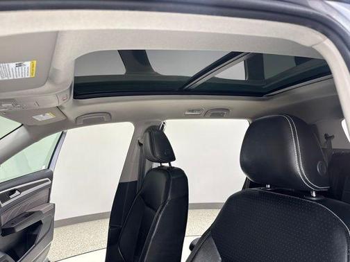 Silver Metallic 2022 Volkswagen Atlas 2.0T SE w/Technology
