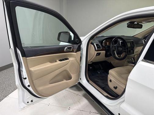 Bright White Clearcoat 2016 Jeep Grand Cherokee Laredo