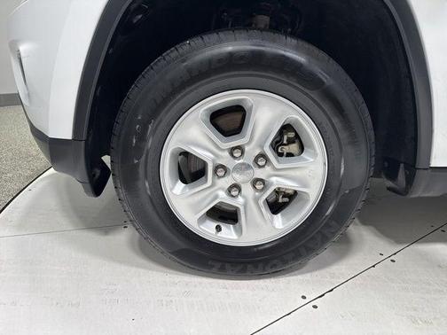 Bright White Clearcoat 2016 Jeep Grand Cherokee Laredo