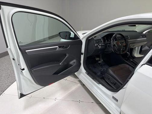 Pure White 2018 Volkswagen Passat 2.0T R-Line
